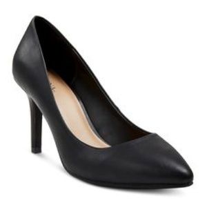 Round toe black pumps